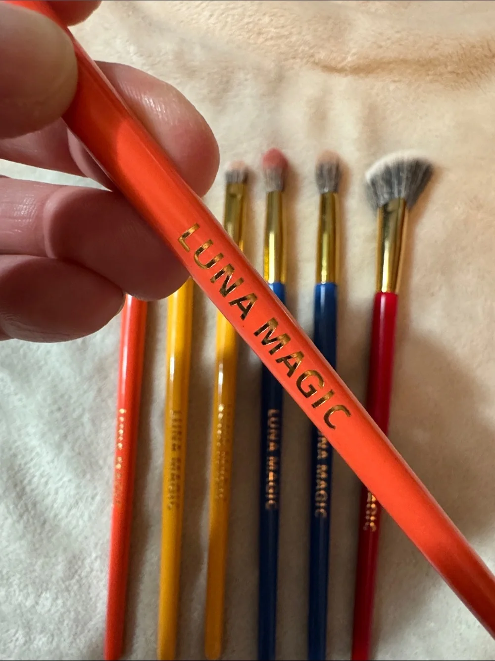 Luna Magic Colorful 7-Piece Eye & Fan Brush Set - Red, Blue, Yellow, Orange